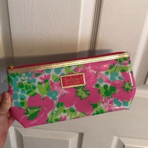 Estée Lauder makeup bag